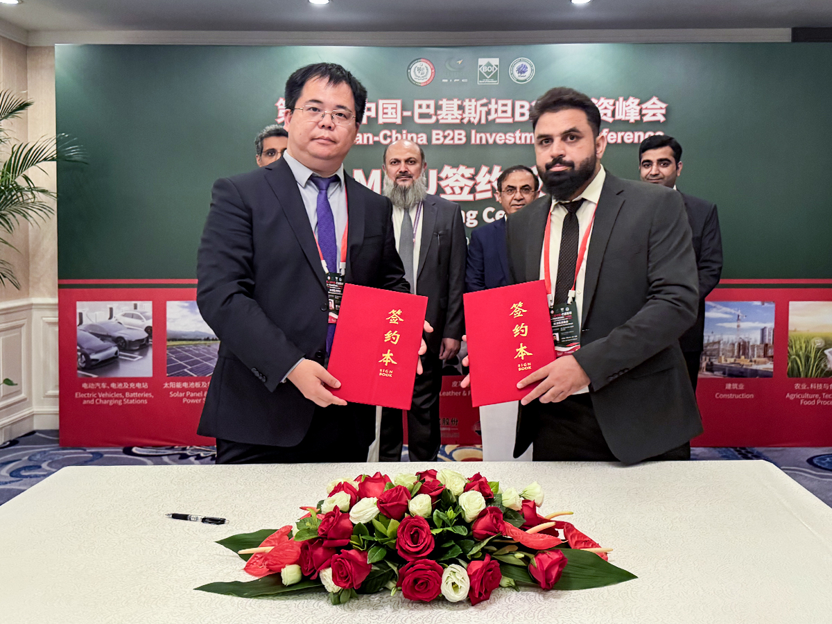 海杰亞“康博刀”首入巴基斯坦并完成裝機，巴總理見證“一帶一路”醫(yī)療合作成果